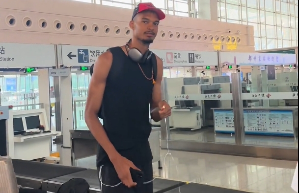 修行結束 明年見(jiàn)??文班亞馬結束16天中國行 離別時(shí)與球迷互動(dòng)