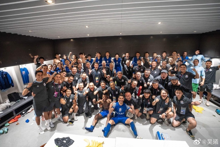 助攻帽子戲法助申花淘汰海港，吳曦社媒曬全隊合影：晉級下一輪