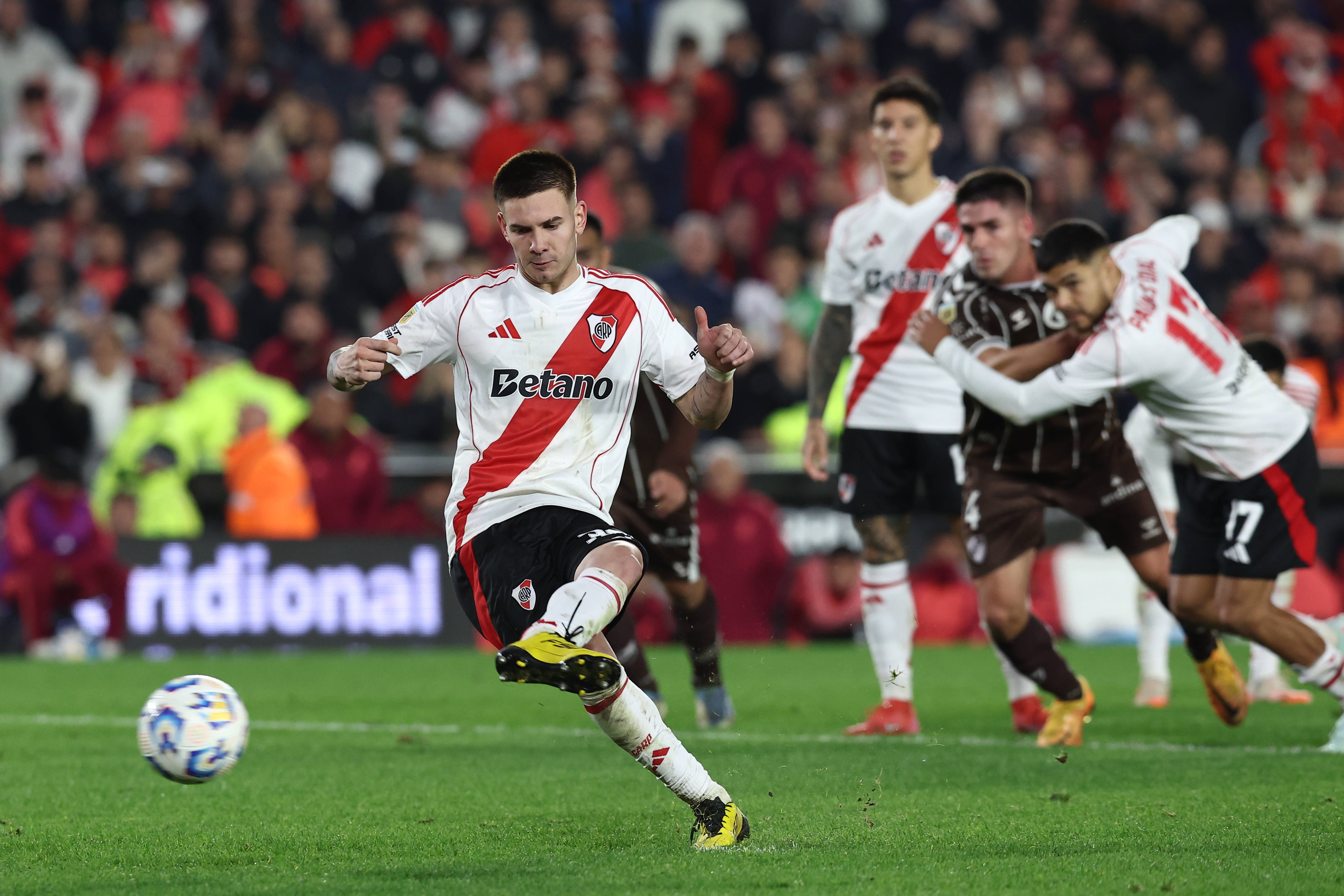 記者稱(chēng)贊馬斯坦托諾：17歲不怯場(chǎng)敢要球，已然是個(gè)領(lǐng)袖級別的人物