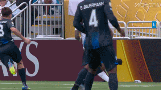 執念太深！維尼修斯再度嘗試彩虹過(guò)人失敗，一頭撞上對方球員