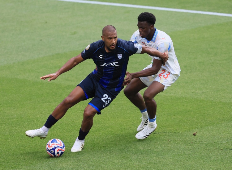 龍東：皇馬全線(xiàn)落位連前鋒都回中場(chǎng)了，失誤讓我們付出了代價(jià)