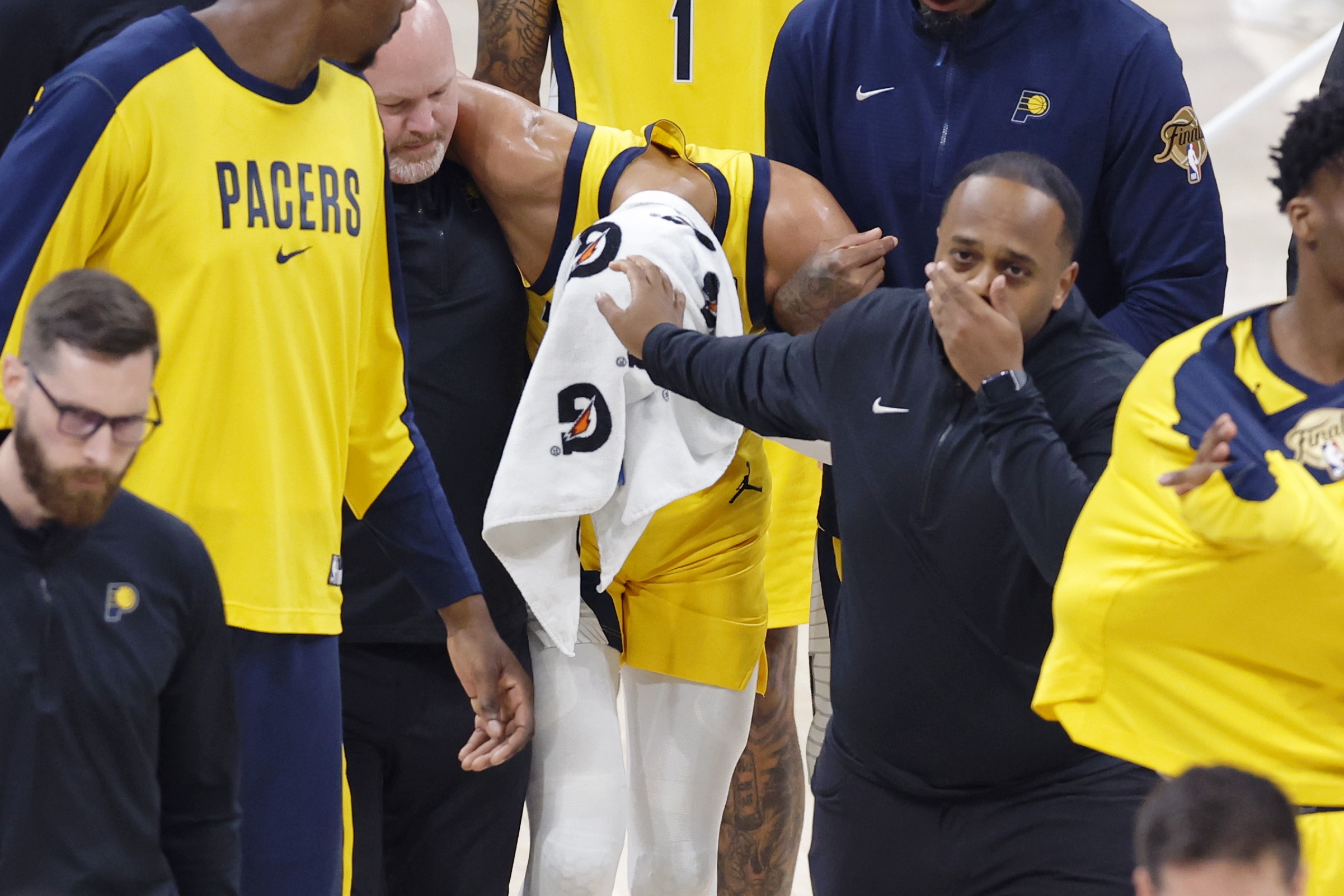 麥康納：目睹球隊核心倒下極其難受 所有人都為哈利伯頓感到難過(guò)