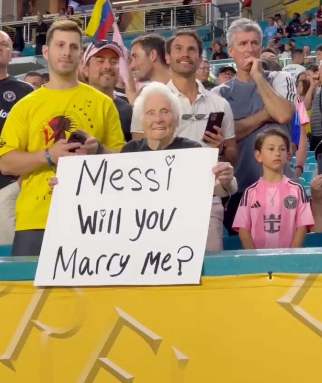 奶奶粉??老奶奶舉標語(yǔ)：梅西，你能娶我嗎？