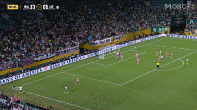 帕爾梅拉斯角球 米蘭舊將古斯塔沃-戈麥斯頭球攻門(mén)被烏斯塔里沒(méi)收