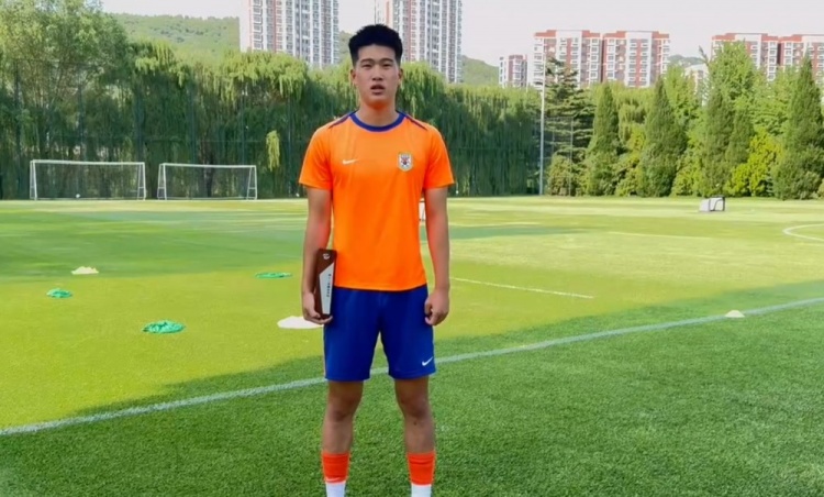 彭嘯領(lǐng)取中乙第13輪最佳球員獎杯：希望用這個(gè)獎作為前進(jìn)動(dòng)力！