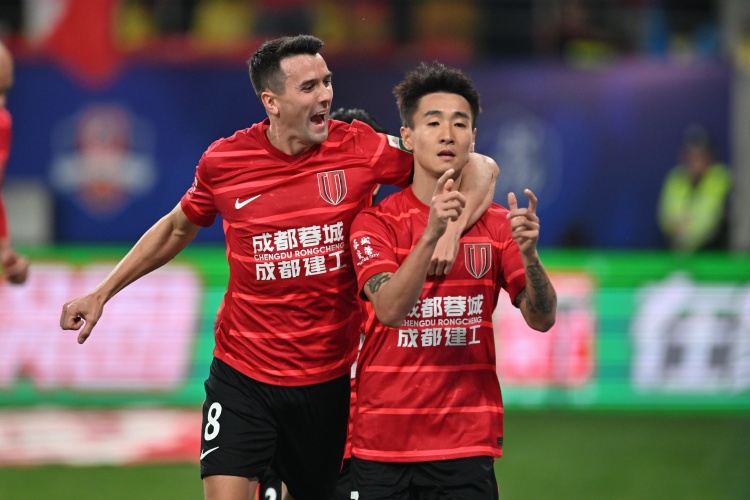 足球報：已有爭冠區俱樂(lè )部對周定洋很感興趣，球員表態(tài)愿留在蓉城