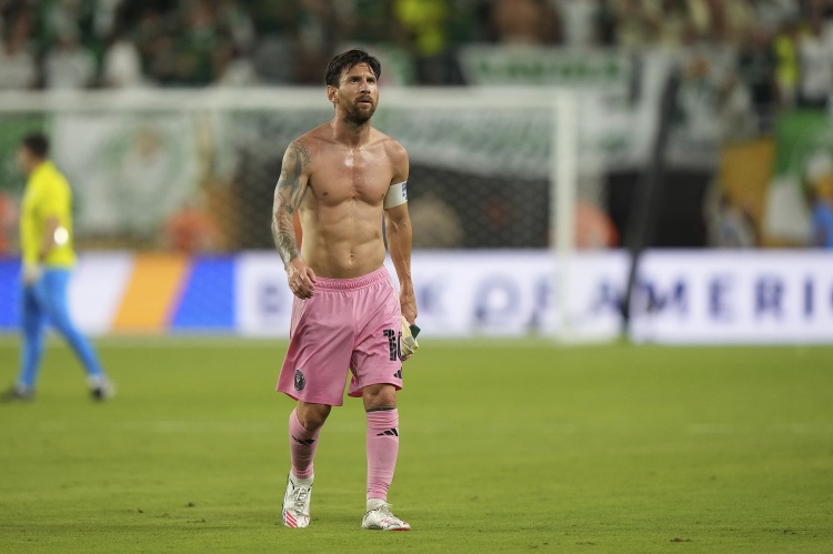 好身材！38歲梅西賽后光膀子回更衣室，腹肌清晰可見(jiàn)