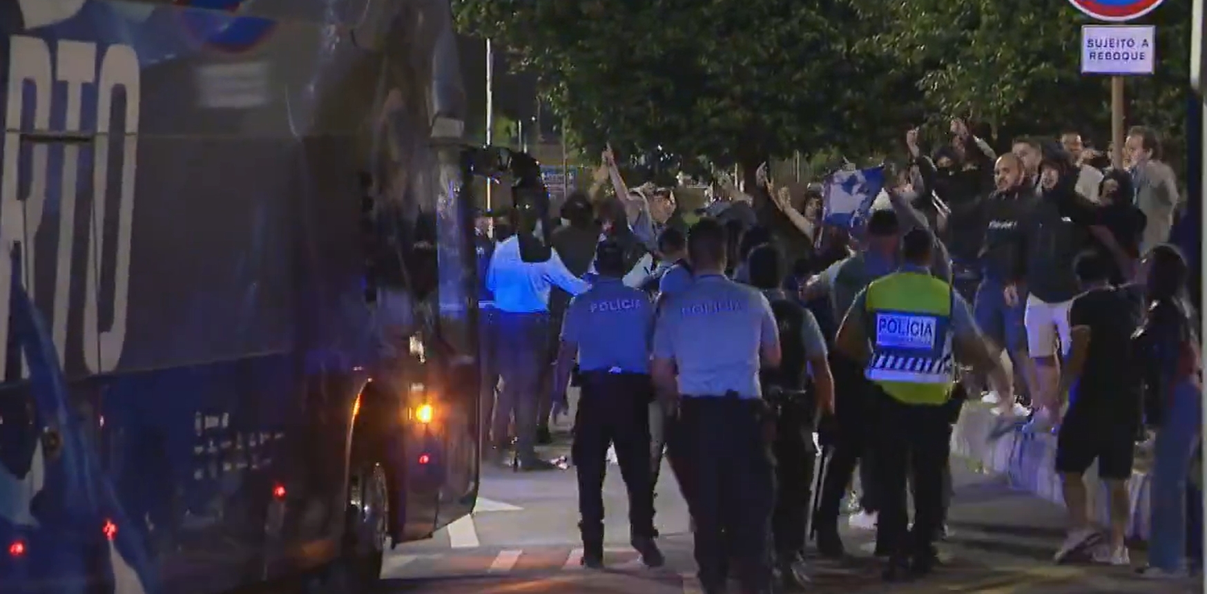 憤怒??波爾圖3.46億歐身價(jià)小組出局，回國后被球迷比中指追著(zhù)罵