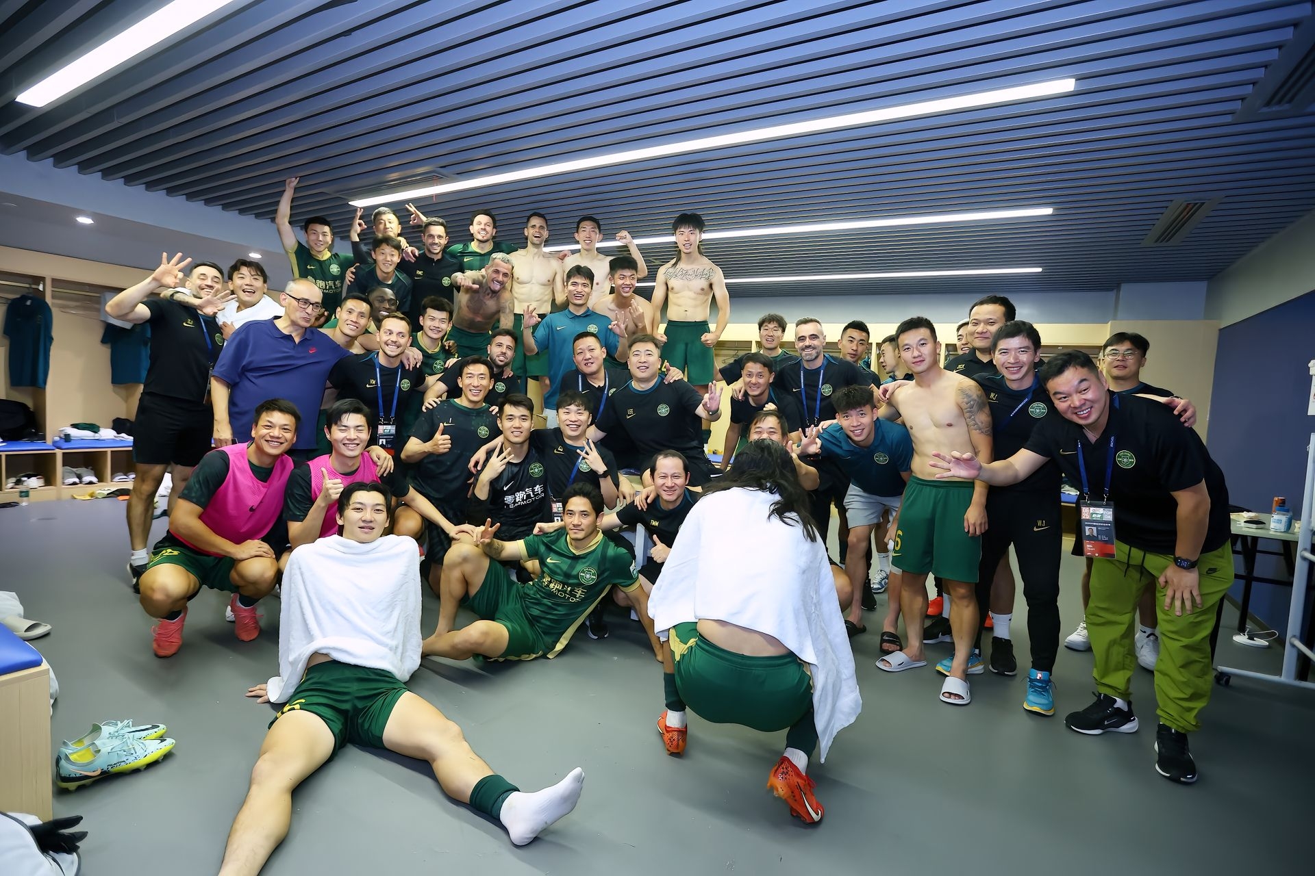 應該是無(wú)大礙了！王鈺棟賽后曬出更衣室大合照：??20