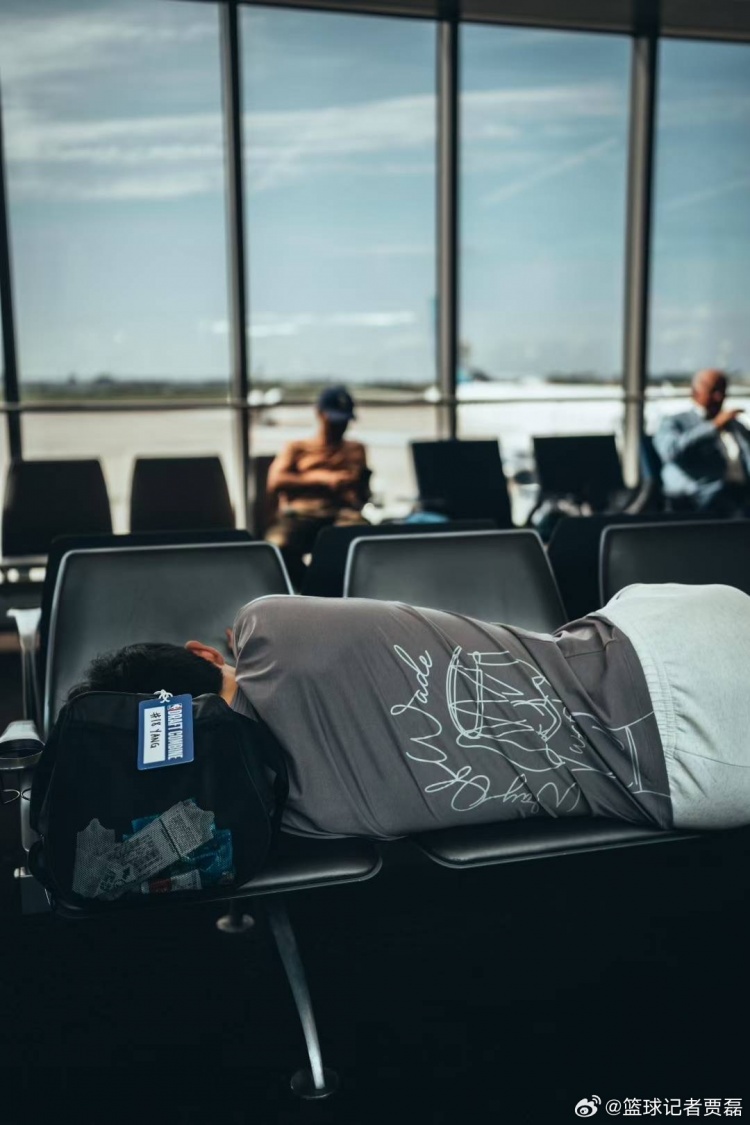 近乎瘋狂輾轉各地參加試訓 楊瀚森累得只能躺在機場(chǎng)的座椅上休息