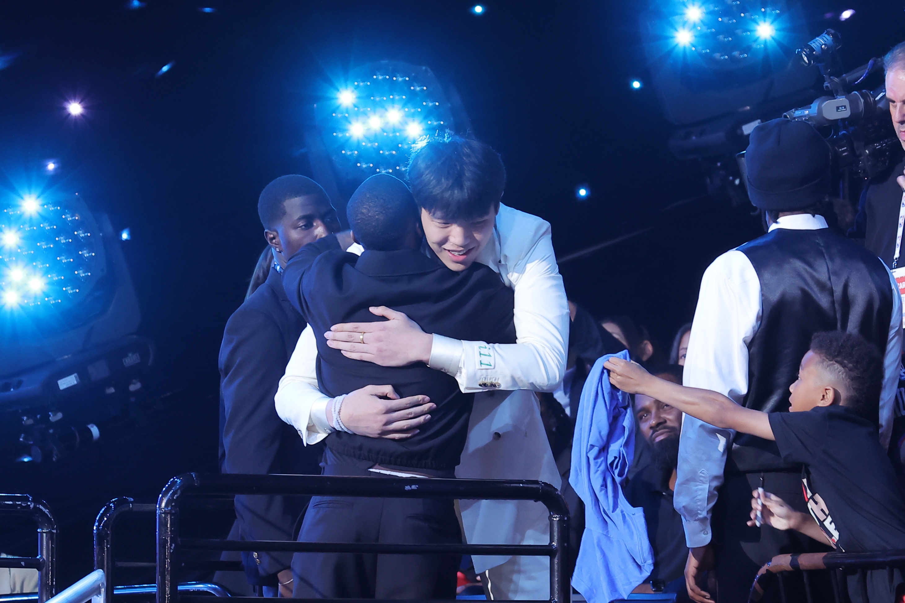 青島隊總經(jīng)理：組建2人保障團隊留美至少半年 協(xié)助楊瀚森適應NBA