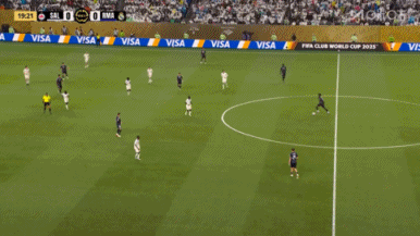 差一點(diǎn)！維尼修斯單刀被門(mén)將神勇下地擋出