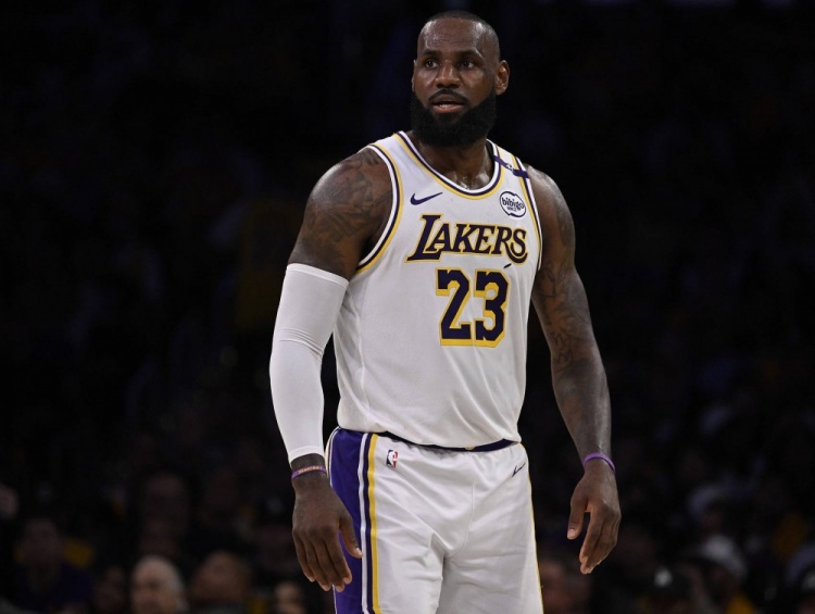 隊記：詹姆斯預計將執行5260萬(wàn)球員選項 湖人只有迷你中產(chǎn)可用