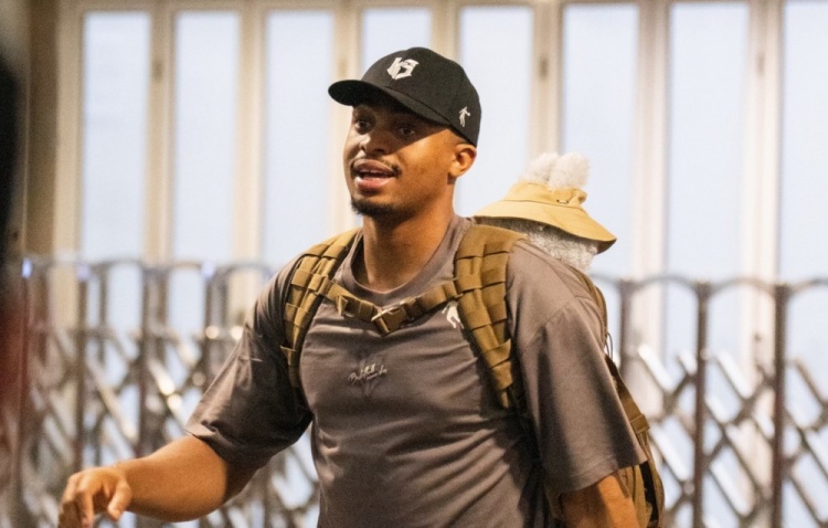 追趕潮流！凱爾登-約翰遜開(kāi)啟中國行 身背labubu成顯眼包