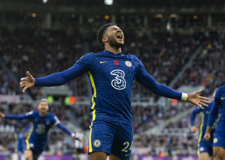 至少2次打進(jìn)直接任意球，本賽季英超球員僅賴(lài)斯&B費&詹姆斯做到