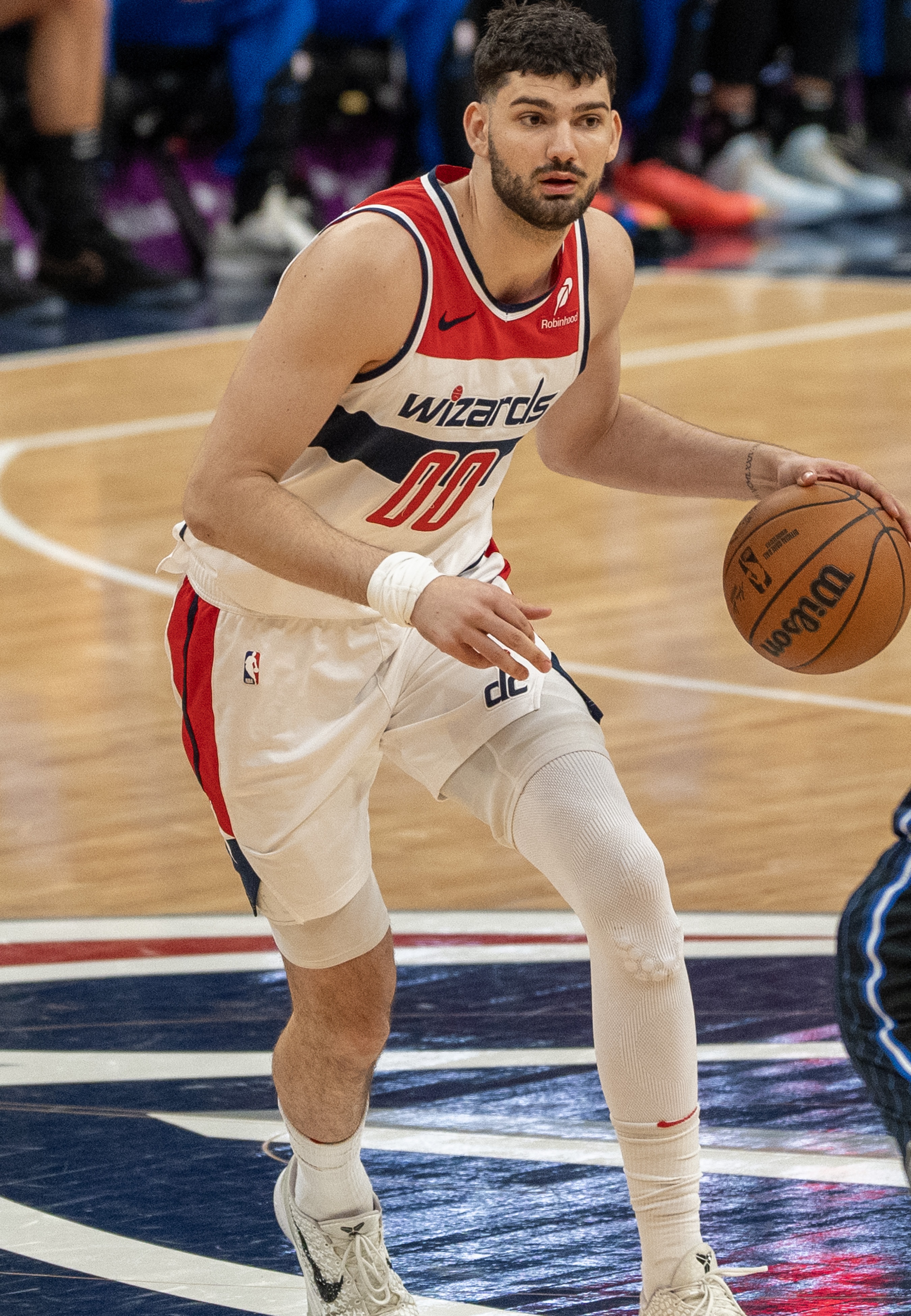 場(chǎng)均9.4分3.7板！美記：奇才已向中鋒武克切維奇提供雙向資質(zhì)報價(jià)