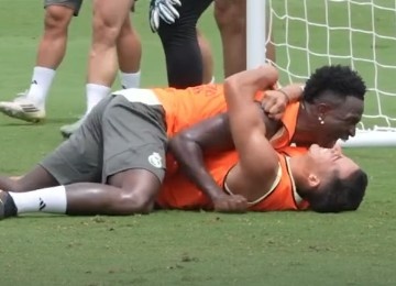 這??巴斯克斯皇馬隊內賽破門(mén)，被維尼修斯等人“壓地上”慶祝