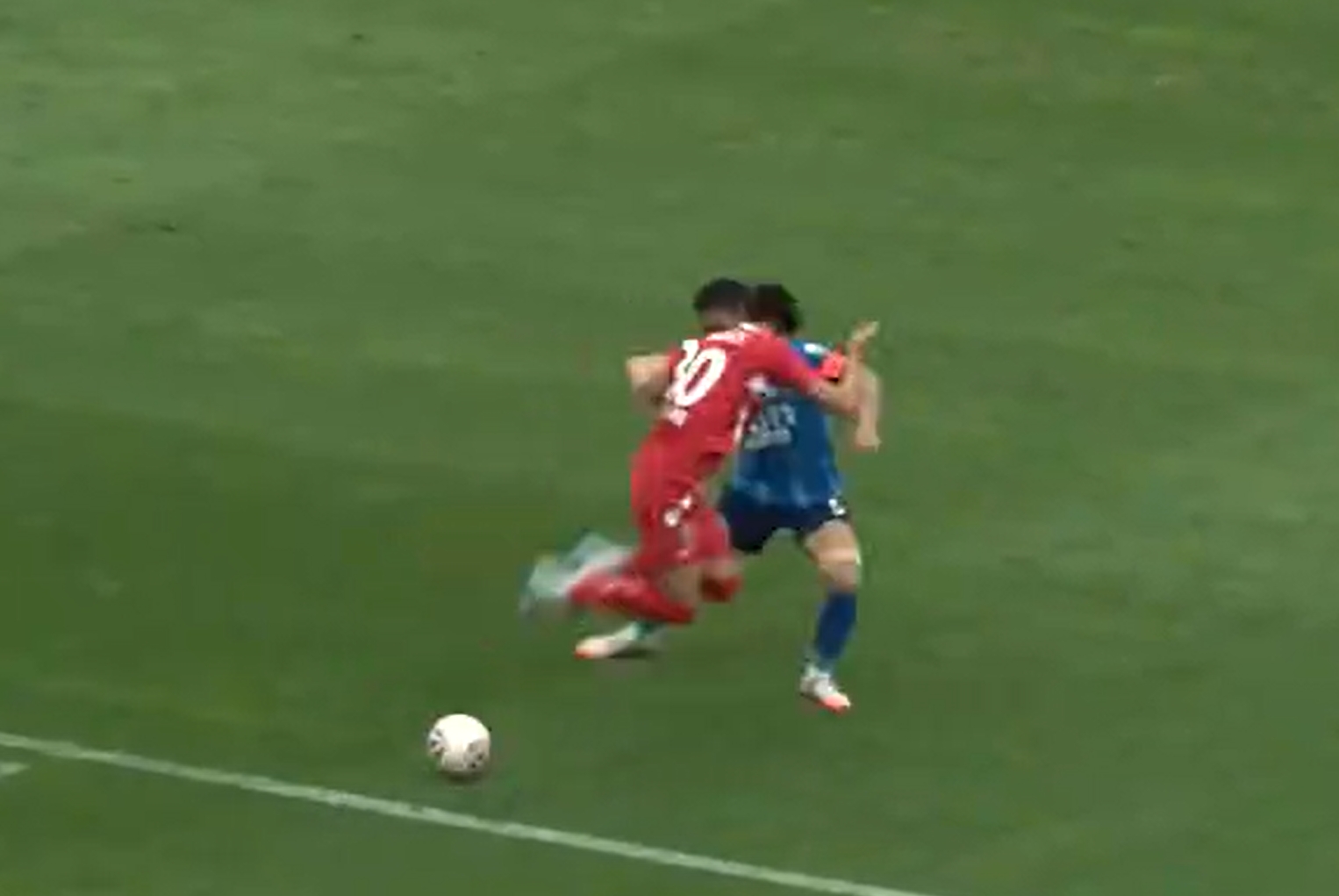 有、尷尬??中甲前鋒試圖邊路彩虹過(guò)人，結果把球留在了原地