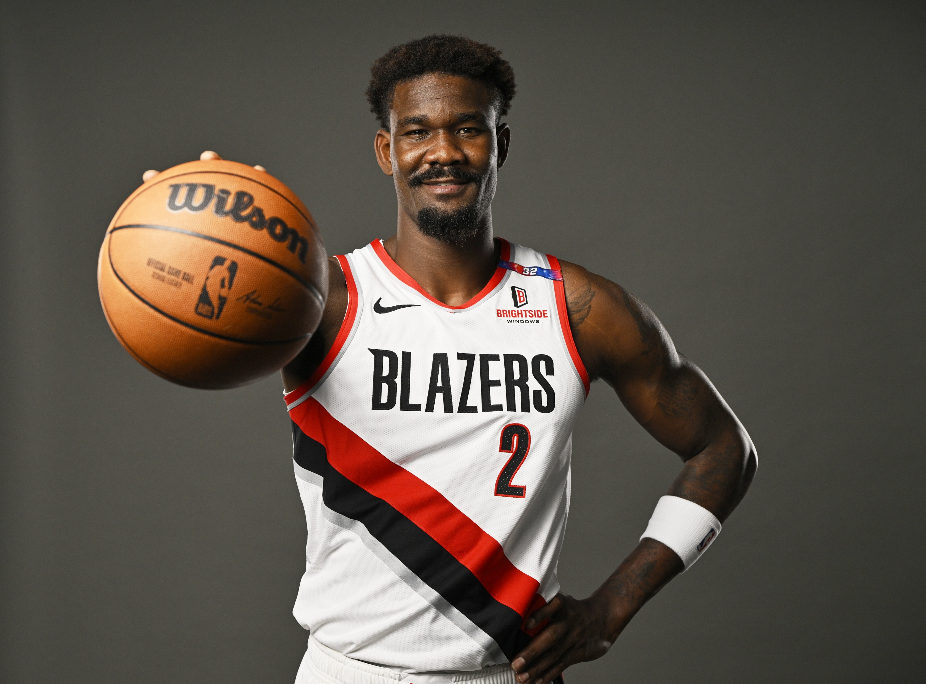 意不意外？艾頓季后賽場(chǎng)均得分15+且命中率60+% 歷史唯一