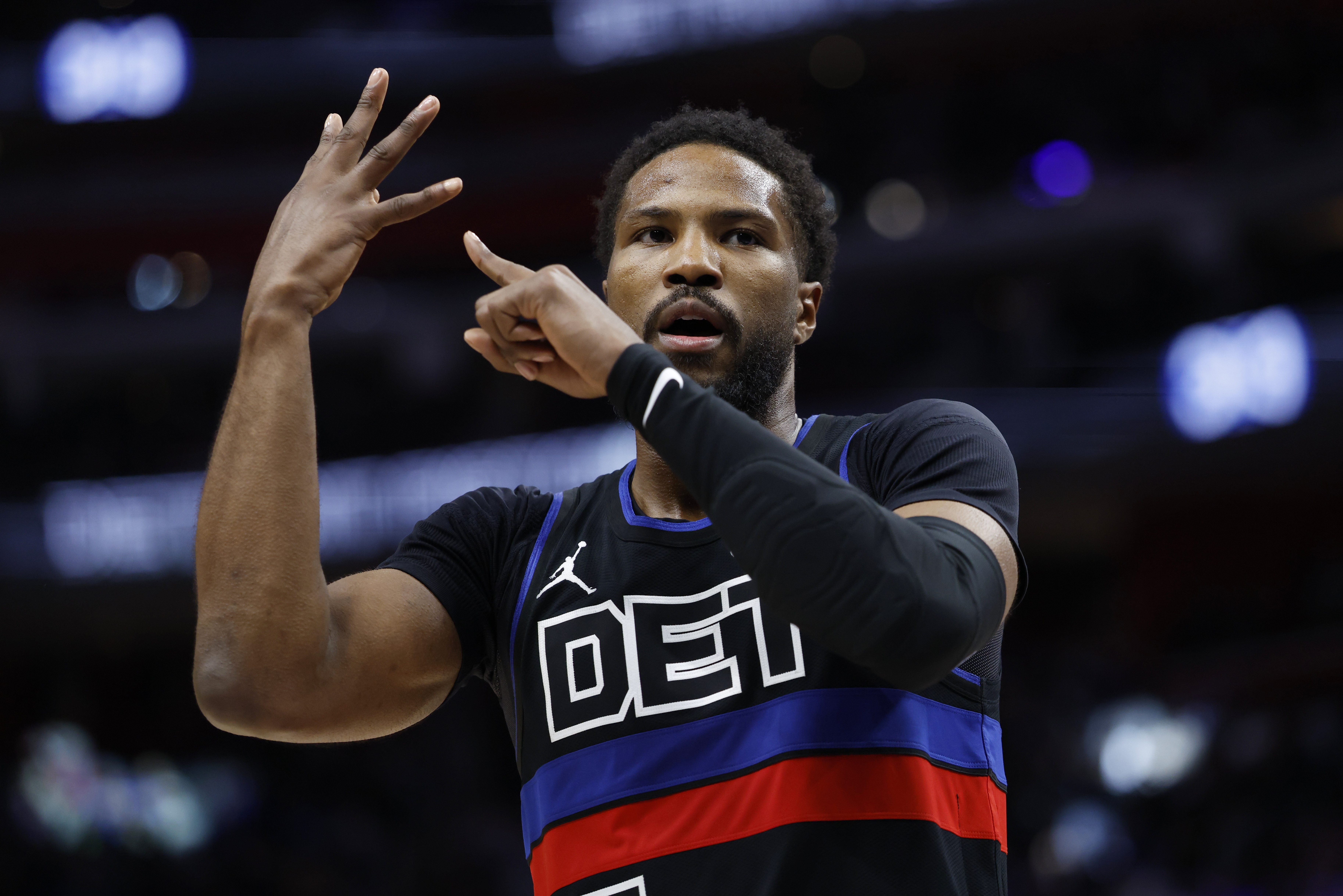 大合同沒(méi)了？Shams：活塞和比斯利本來(lái)在談三年4200萬(wàn)續約合同