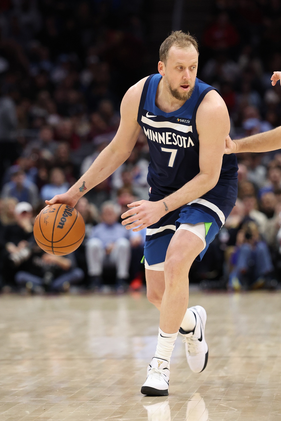 毒舌一波??哈特轉發(fā)英格爾斯續約：來(lái)個(gè)人告訴他趕緊退役吧