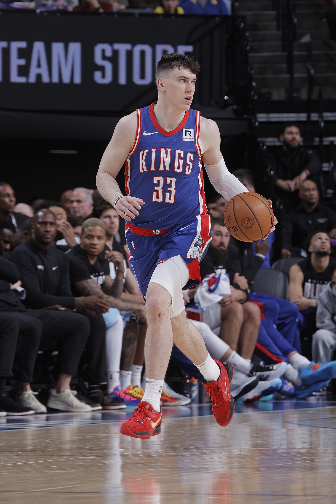 張佳瑋：拉拉維亞可不止是個(gè)3D 聯(lián)想起詹姆斯搭檔過(guò)的邁克-米勒