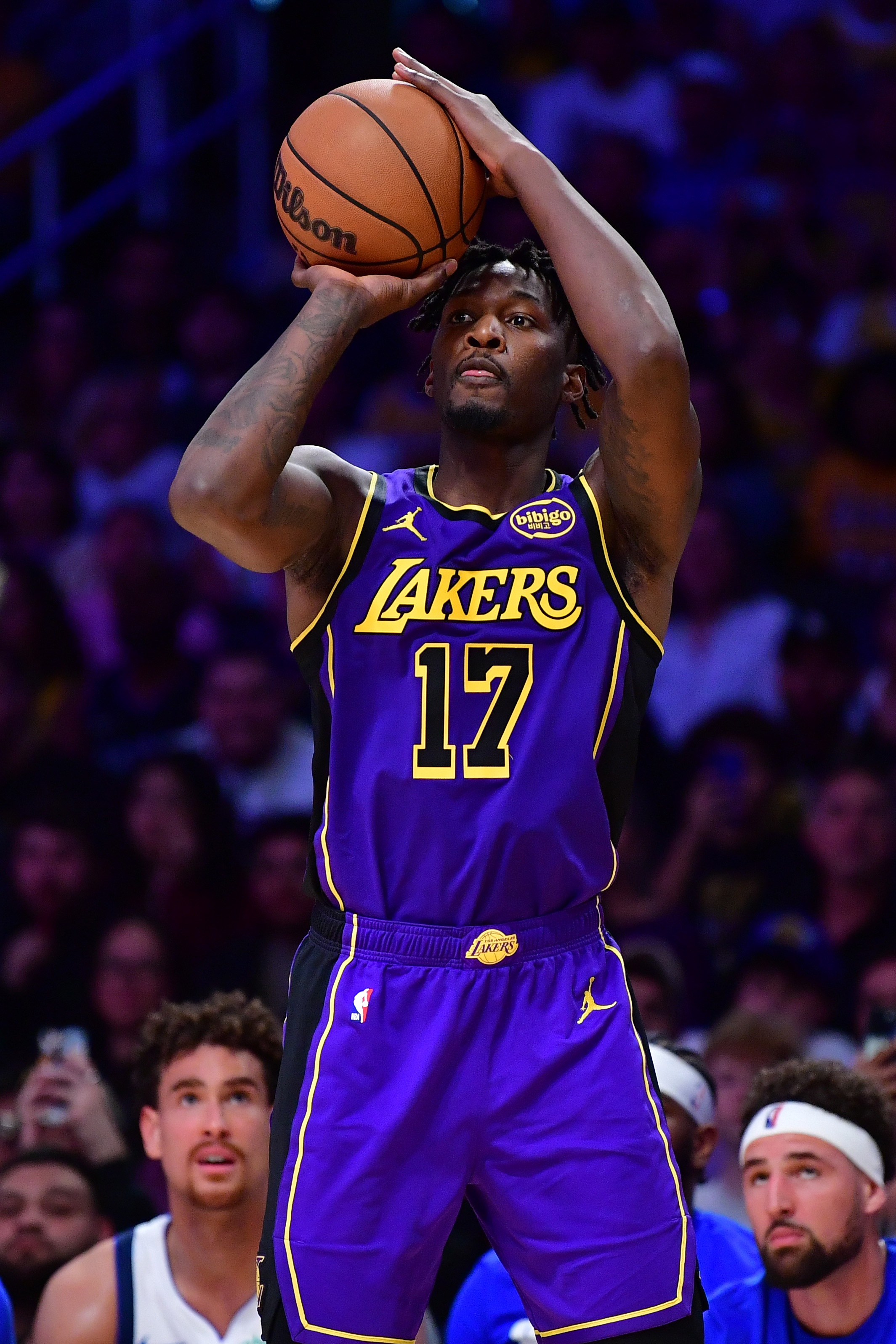 白白走人！半年前湖人為得到芬尼-史密斯付出了拉塞爾以及3個(gè)次輪