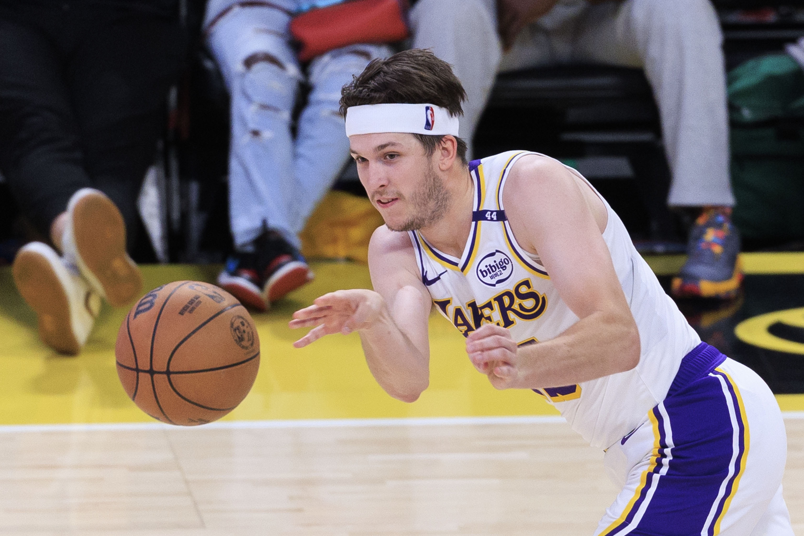 留著(zhù)？TA湖記：湖人并沒(méi)有打電話(huà)去衡量里夫斯的交易價(jià)值