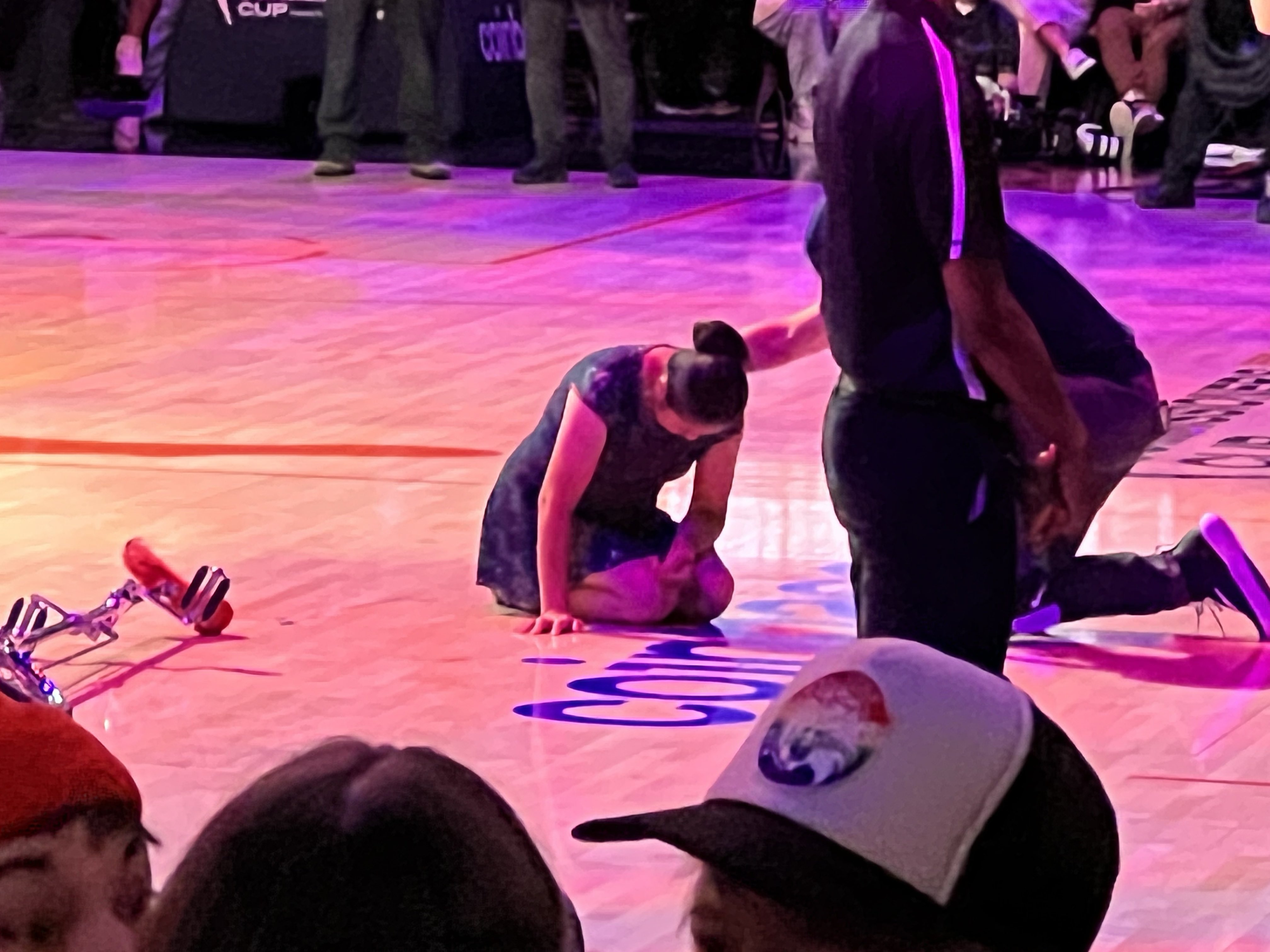 ????32年生涯！頂碗大媽從獨輪車(chē)摔下左手腕受傷 坐輪椅離場(chǎng)