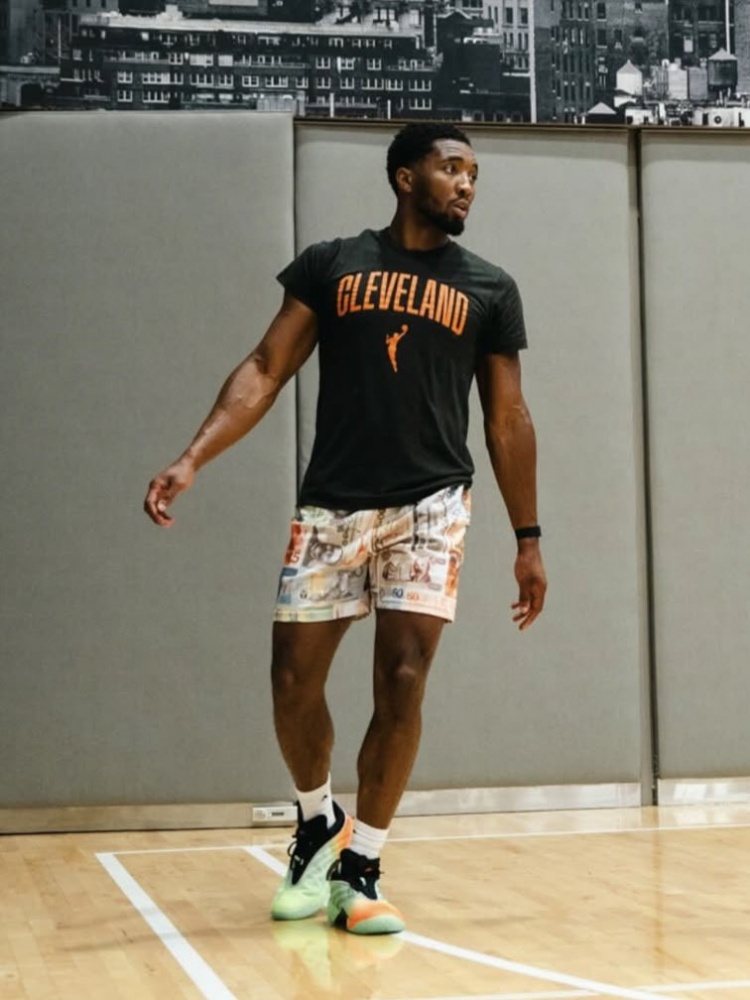 支持同城WNBA球隊！米切爾訓練上身同城女籃T恤