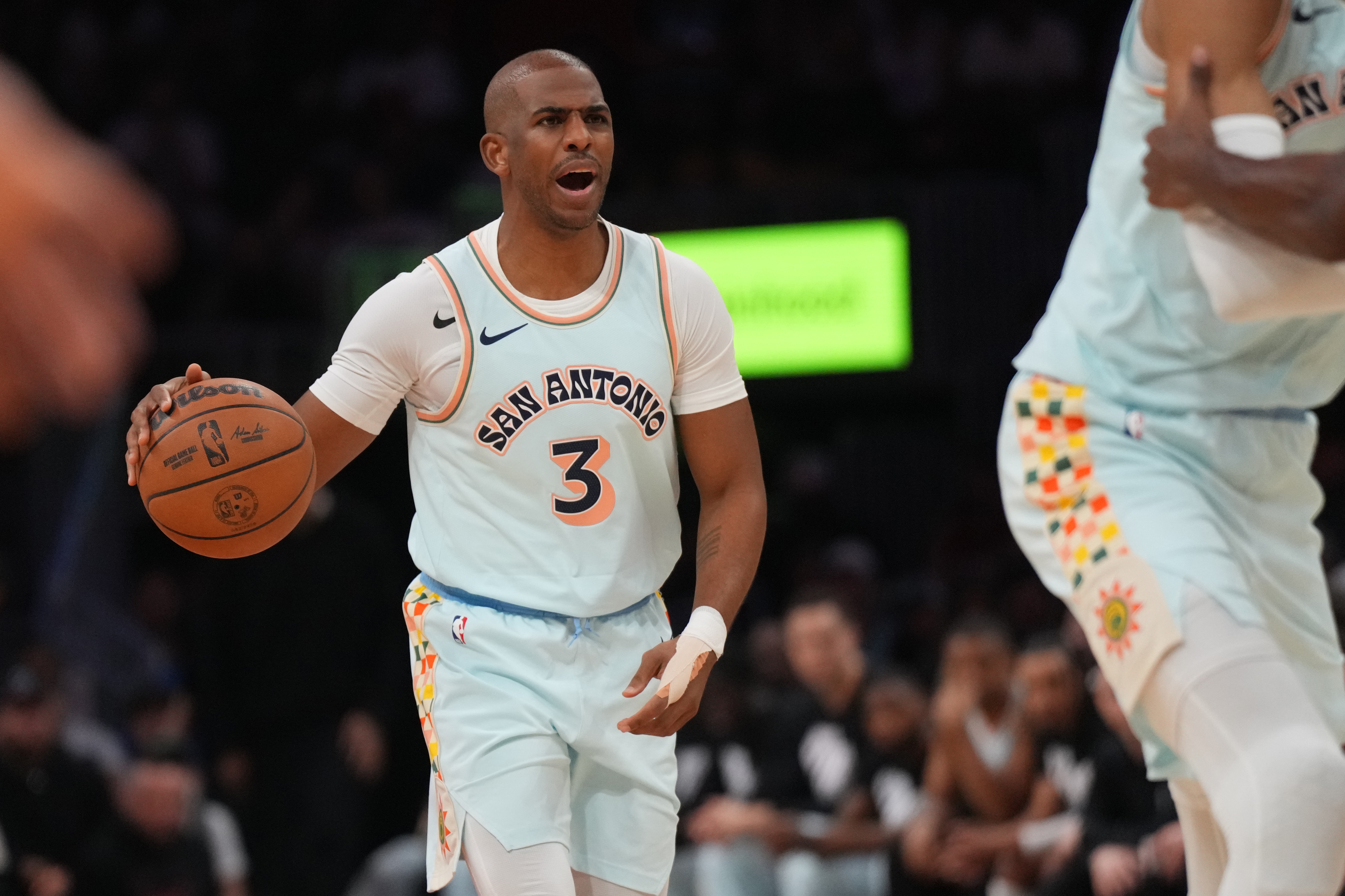 船記：保羅來(lái)快船打替補有很大的優(yōu)勢 但理解他想打首發(fā)的愿望