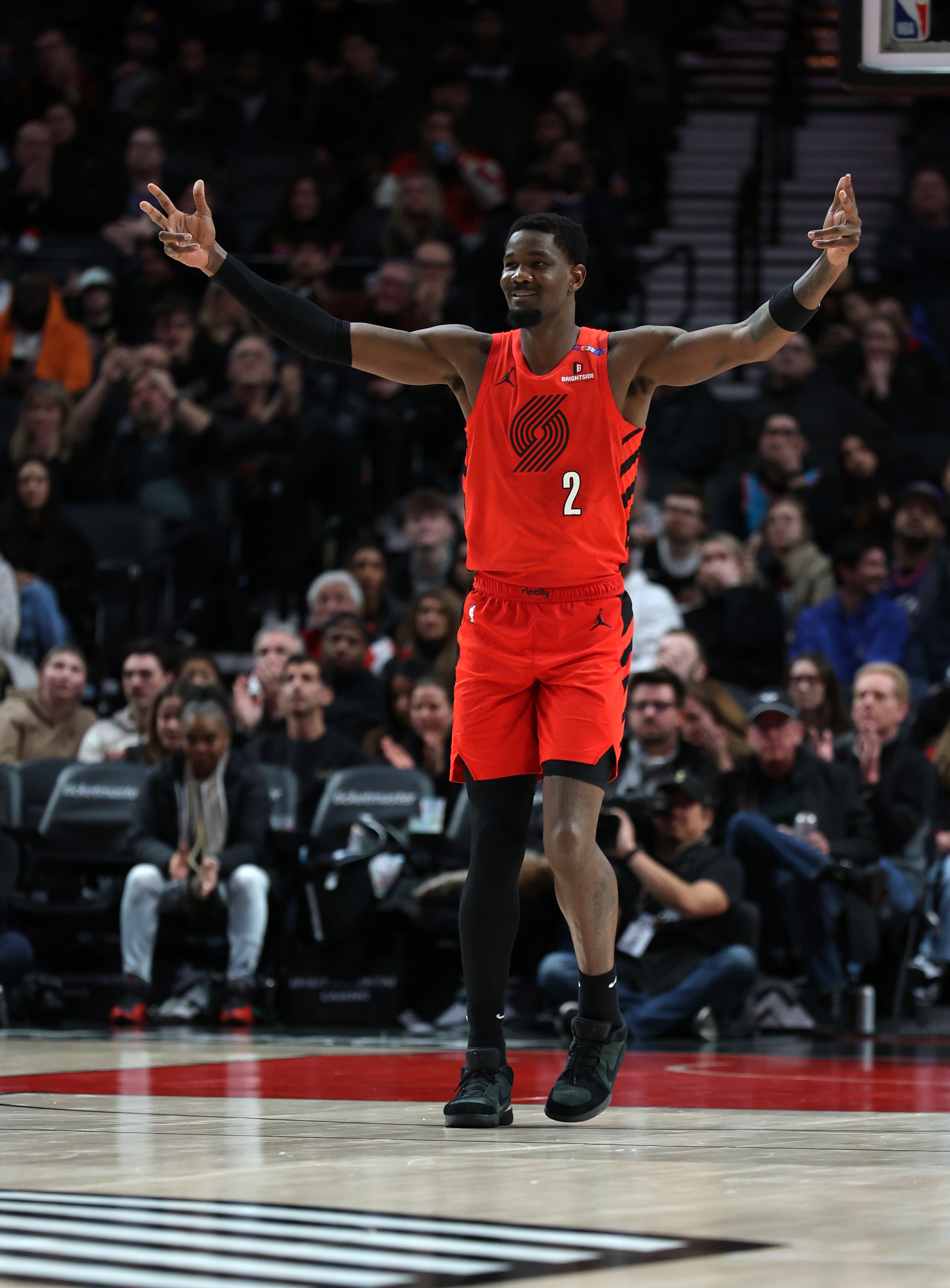 名記：艾頓目前正在牙買(mǎi)加做慈善 翻新社區/提供電力醫療教育用品