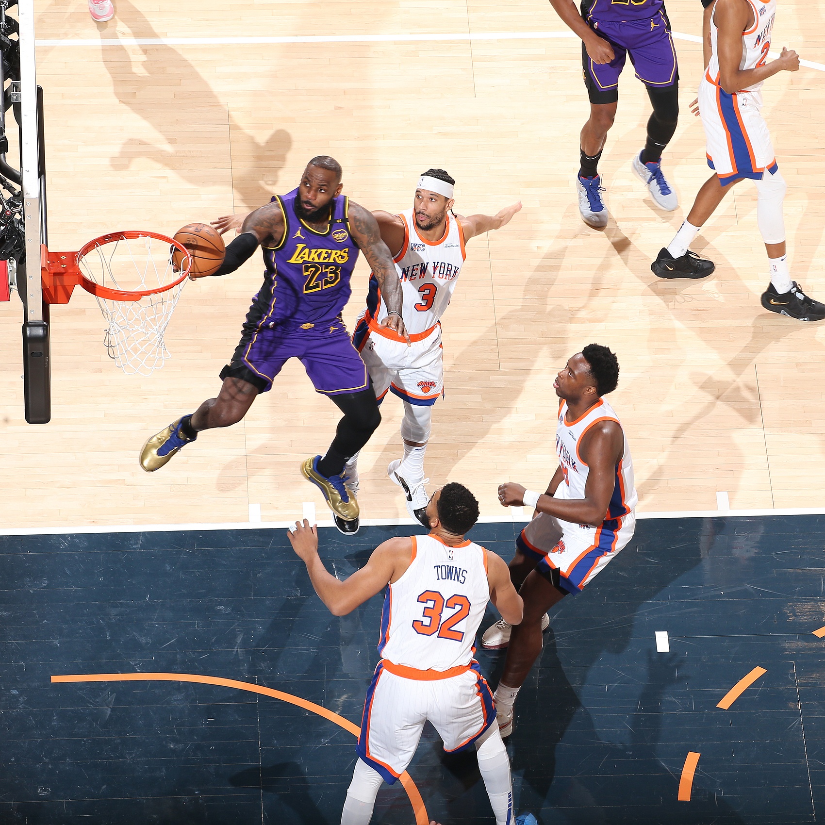 薪資專(zhuān)家：休賽期做交易更容易 詹姆斯若去尼克斯需唐斯單換??