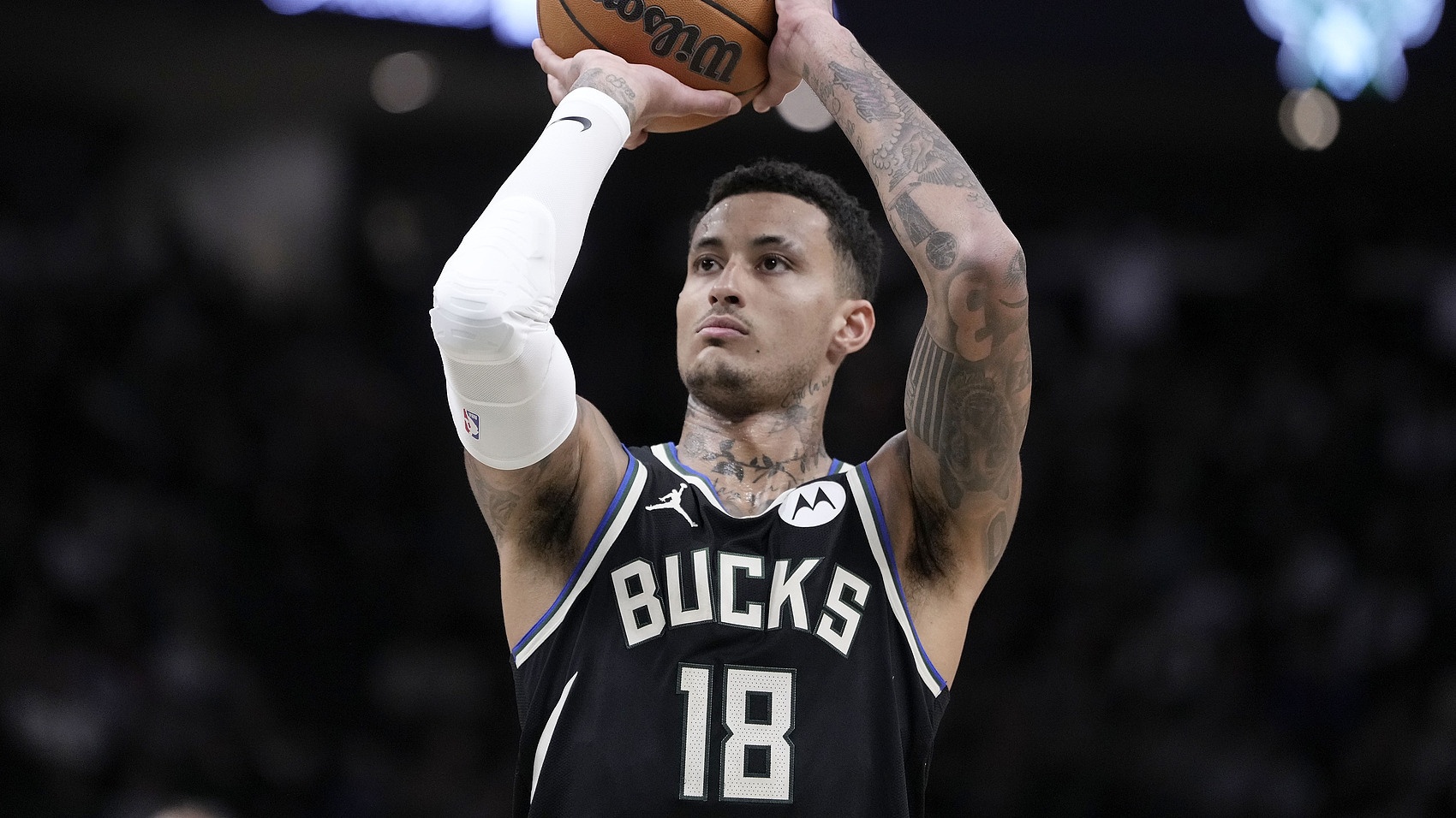 美記：雄鹿探索庫茲馬的市場(chǎng)但大概率留下他 仍想補充其他3D側翼