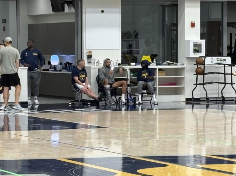 ??心系印城！養傷的哈利伯頓觀(guān)戰步行者夏聯(lián)球隊訓練