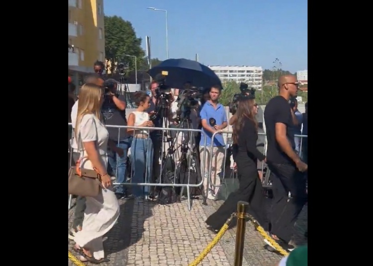 記者：利物浦前隊友法比尼奧與蒂亞戈攜家人來(lái)到葬禮現場(chǎng)悼念若塔