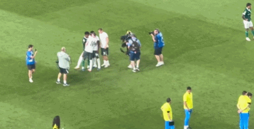 即將登陸斯坦福橋！賽后帕爾默、德拉普等人與埃斯特旺聊天安慰