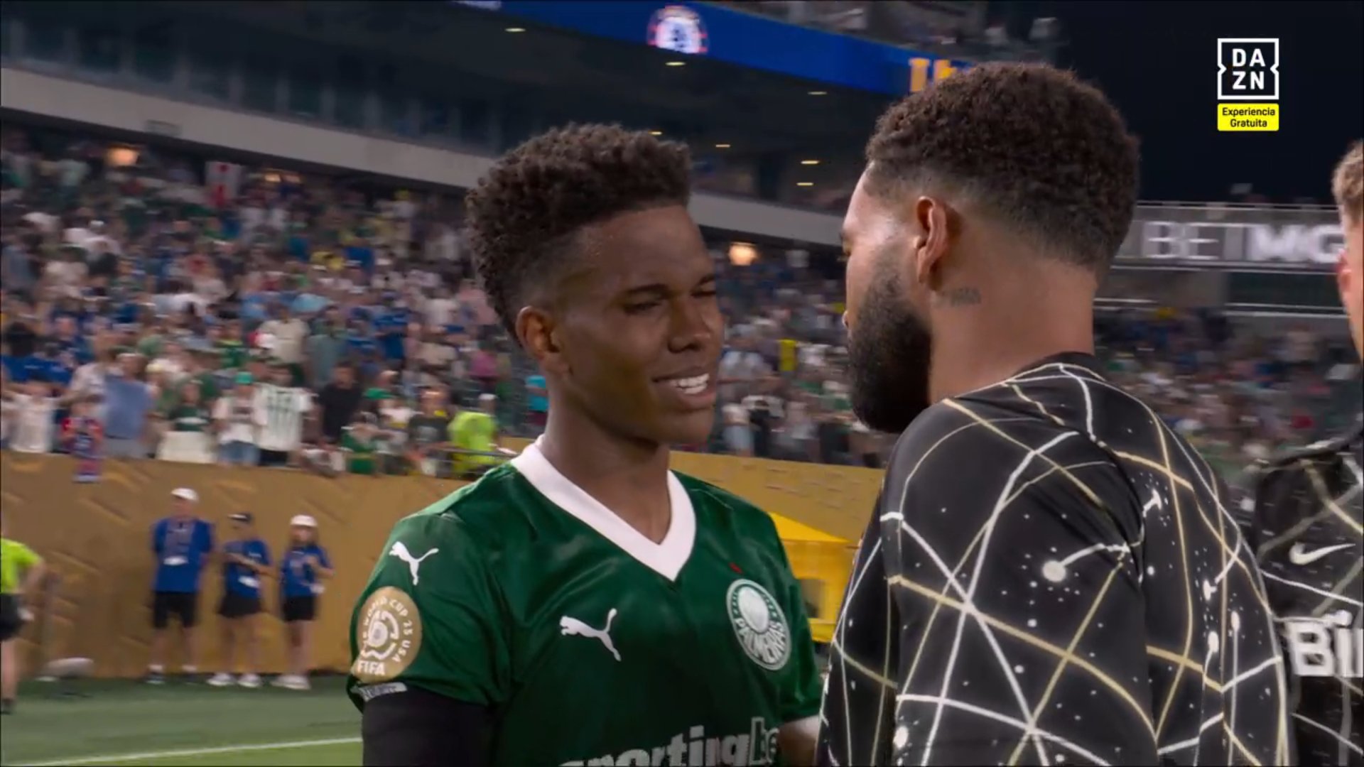 和大哥聊會(huì )！賽后里斯-詹姆斯安慰18歲埃斯特旺