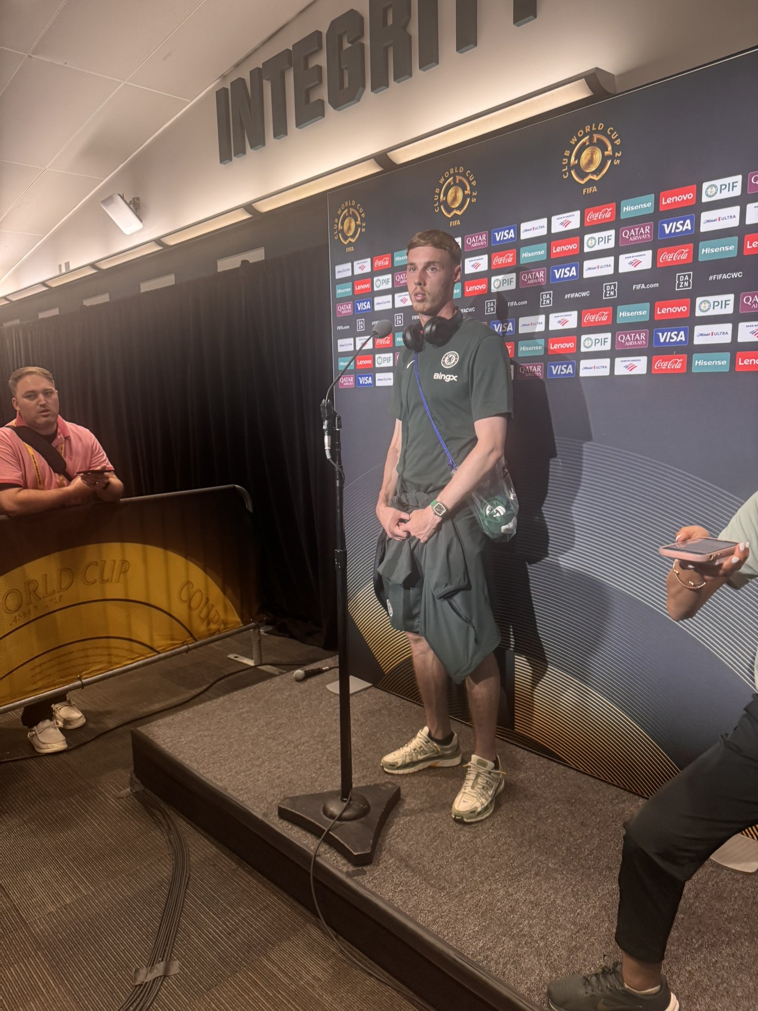 賽后帕爾默與埃斯特旺交換球衣，帕爾默把球衣裝包里接受采訪(fǎng)