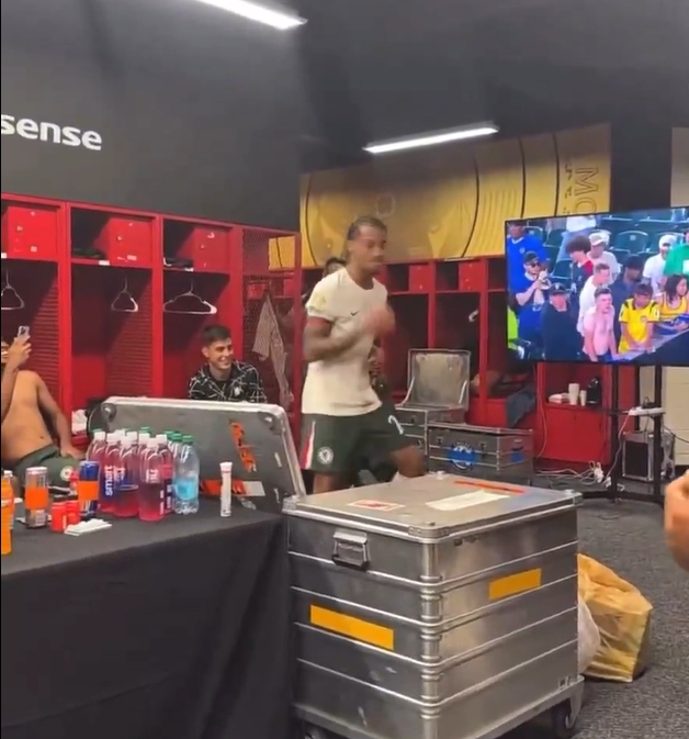 光速融入球隊！切爾西新援佩德羅在更衣室內沉浸式跳舞