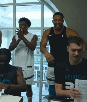 歡迎大會(huì )??黃蜂4名新秀簽約 三球&格威&小橋等老球員鼓掌歡迎