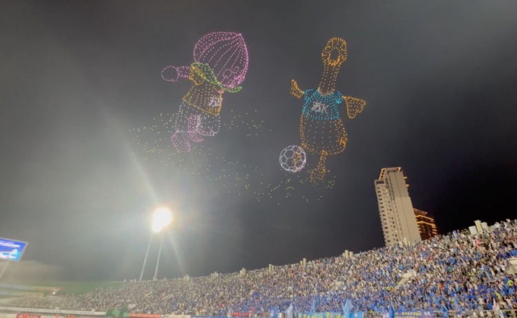 蘇超又卷無(wú)人機表演！3000架無(wú)人機助興揚州vs無(wú)錫