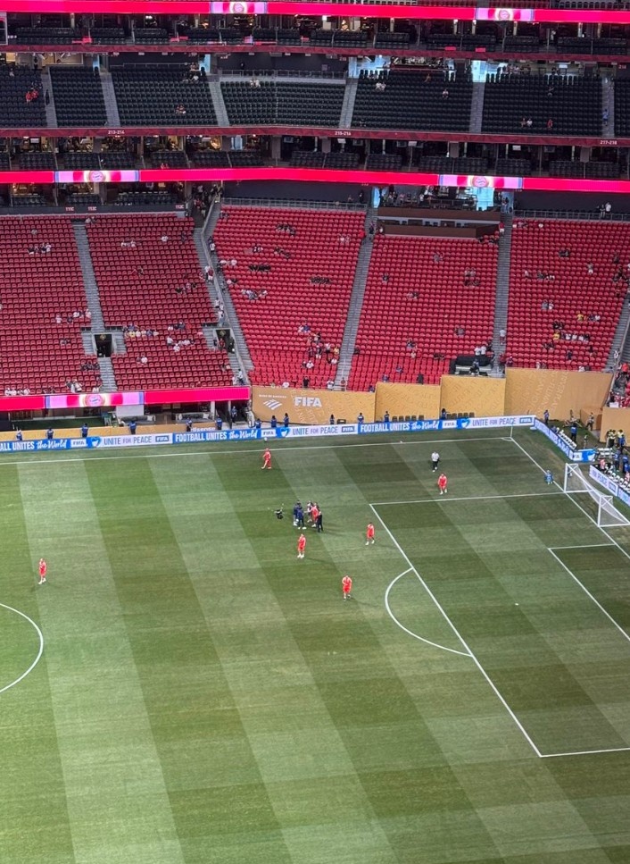 大戰在即，巴黎主帥恩里克與總監坎波斯已在現場(chǎng)檢查球場(chǎng)狀況