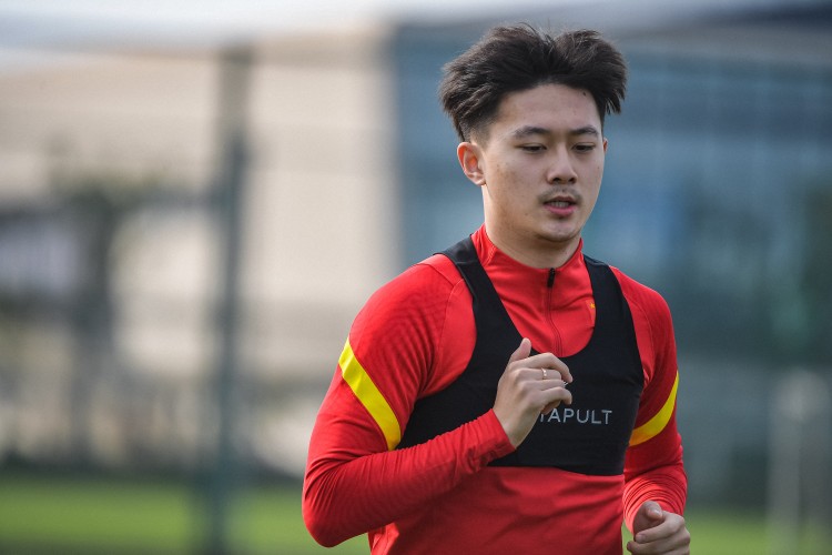 記者：蔣圣龍昨天已參加國足分組訓練，東亞杯首戰韓國出場(chǎng)沒(méi)問(wèn)題