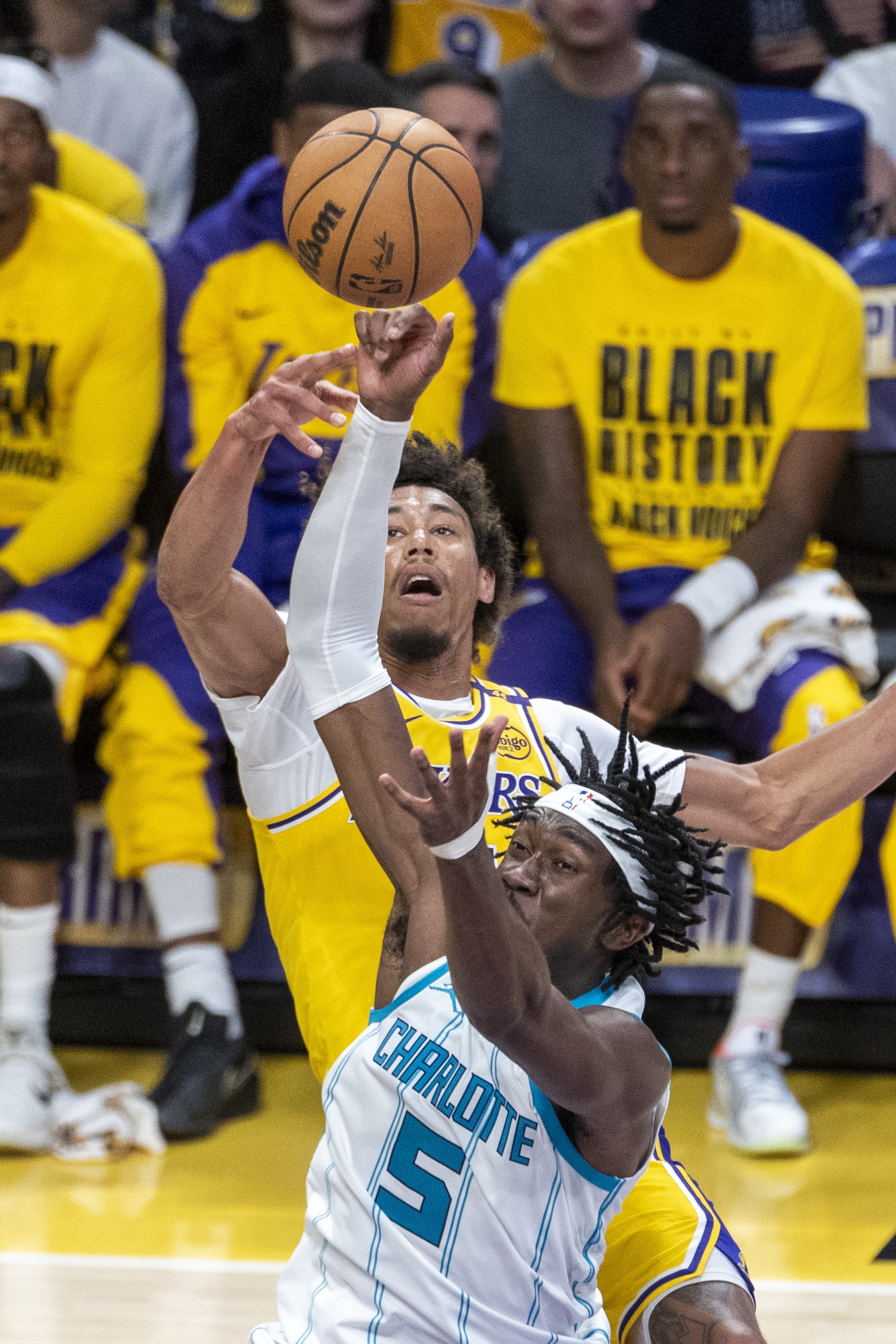 美記：由于馬威交易籌碼的暴露 多隊接到湖人電話(huà)時(shí)都抬高要價(jià)