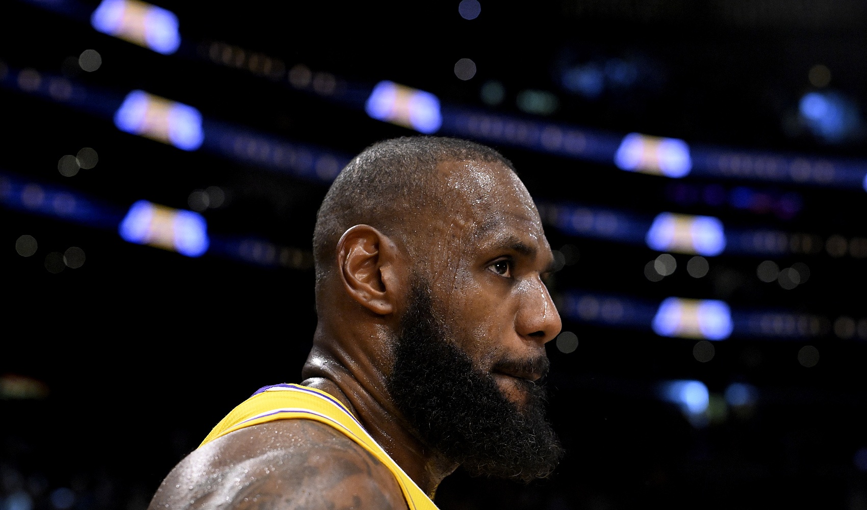 ESPN：有幾支隊伍在“皺著(zhù)眉頭”試圖去了解詹姆斯是否會(huì )被交易