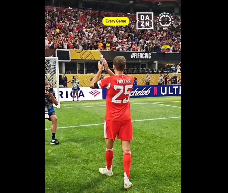 講不出再見(jiàn)！35歲穆勒賽后向拜仁球迷告別致意，已完成謝幕之戰