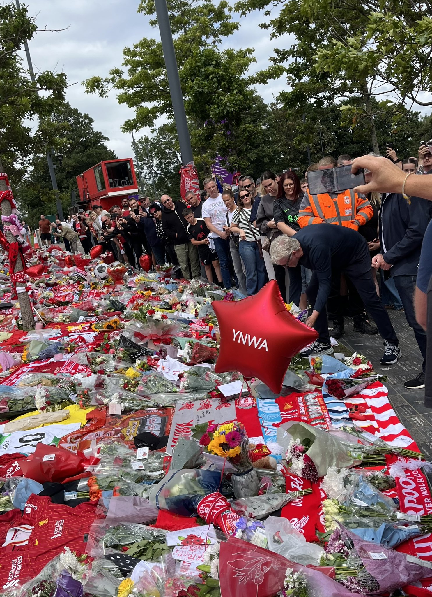 ??埃弗頓主帥莫耶斯偕同助教，來(lái)到安菲爾德外悼念若塔