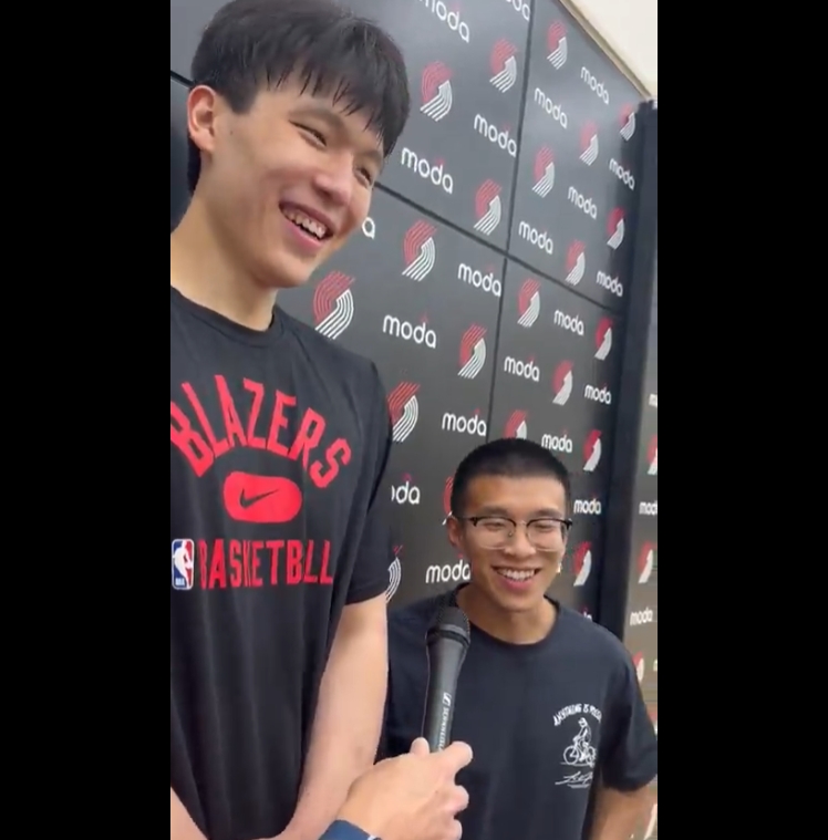 ??楊瀚森首次訓練后采訪(fǎng) 翻譯Chris再次收獲開(kāi)拓者記者好評