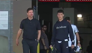 繼續復盤(pán)！賽后阿隆索與居勒爾一起離開(kāi)球場(chǎng)，邊走邊聊